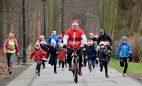 Wysyp biegających Mikołajów na parkrunie